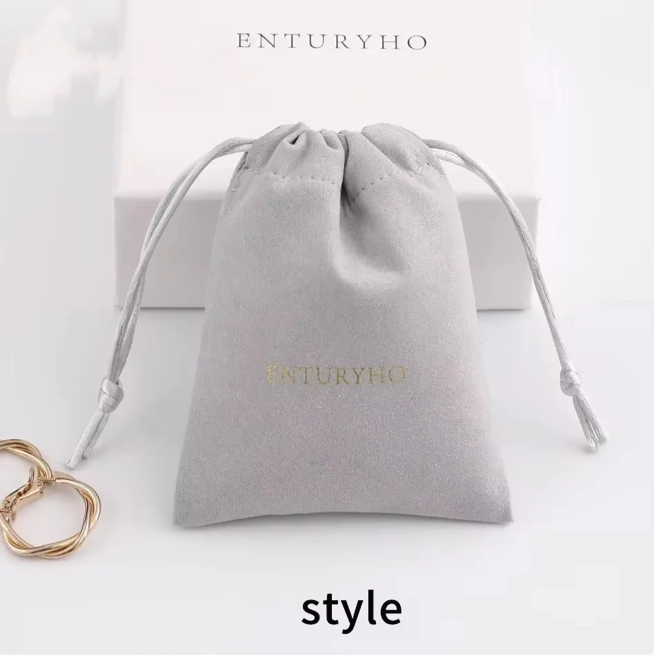 50 أكياس برباط بشعار شخصي من الألياف الدقيقة الرمادية حقائب مجوهرات مخصصة أكياس سوار وقلادة وأكياس تخزين التعبئة والتغليف