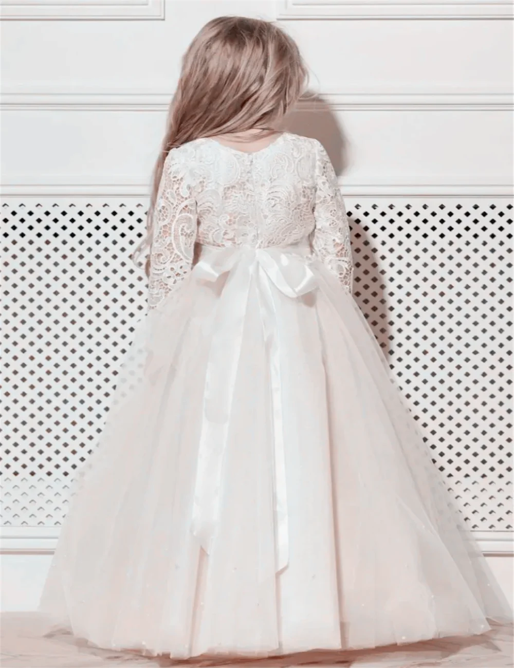 First Communion Gowns Ivory Angel ดอกไม้สาวชุดแฟชั่นลูกไม้ Applique โบว์ความยาวชั้นสําหรับงานแต่งงานของขวัญวันเกิด