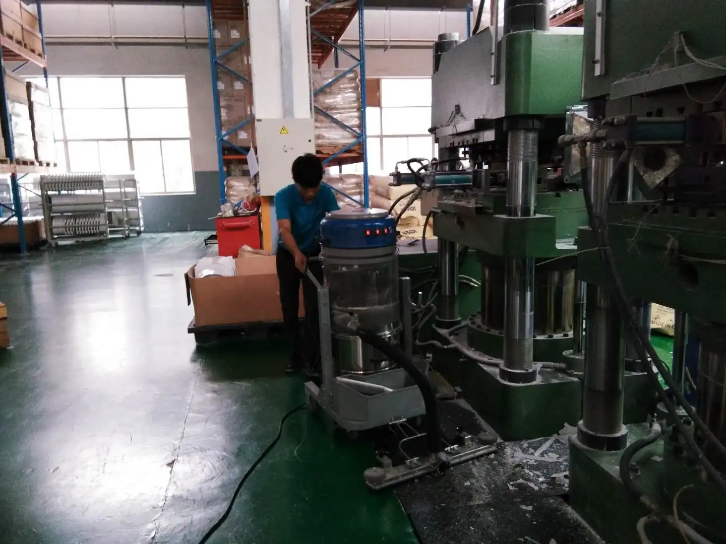 مجمع الغبار الصناعي الممتاز AT3600 يتميز بواصل الإعصار وتخفيف الضغط