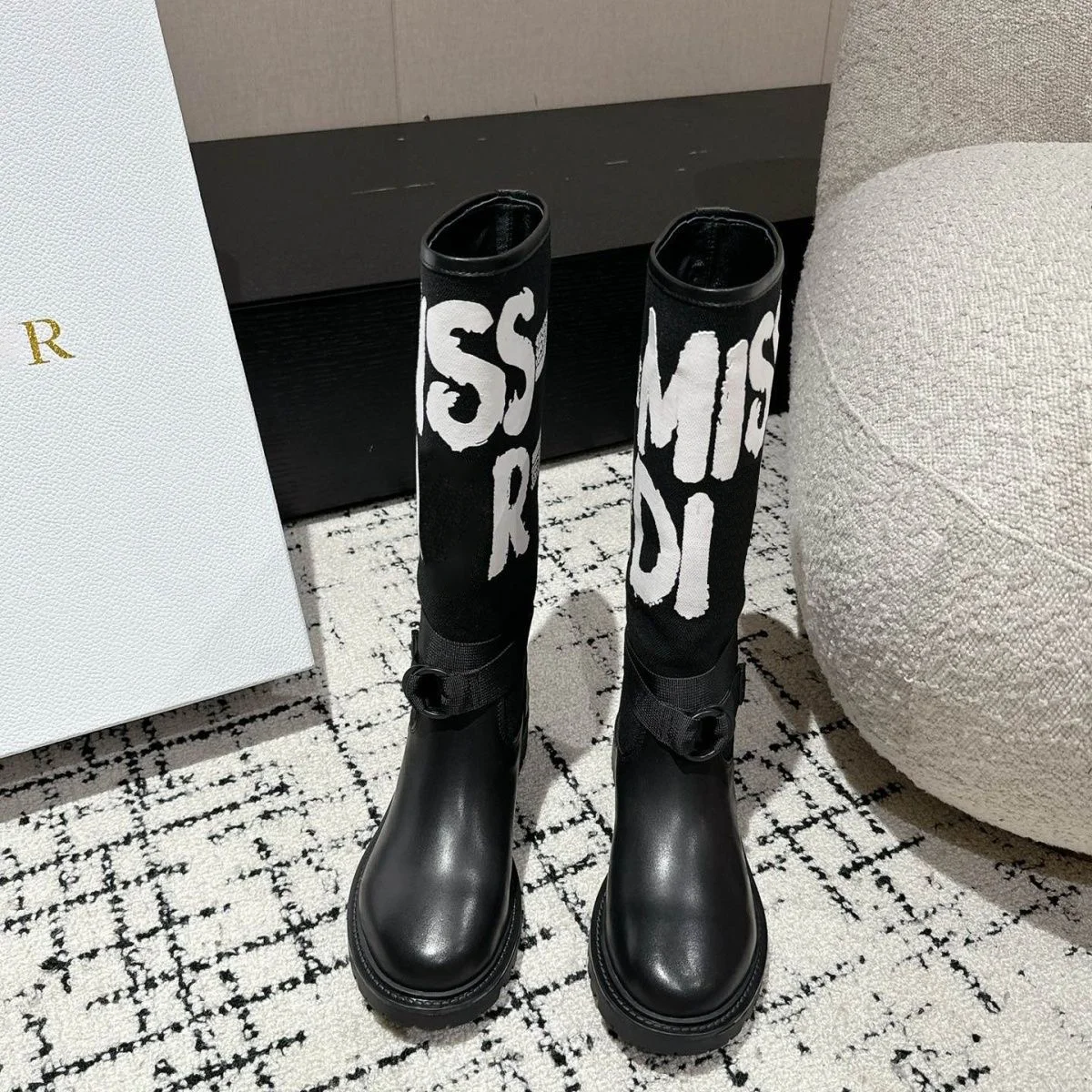 Stivali al ginocchio patchwork ricamati per donna 2025 Nuovo stile Stivali da cavaliere alti con punta tonda, tacco spesso e dimagranti