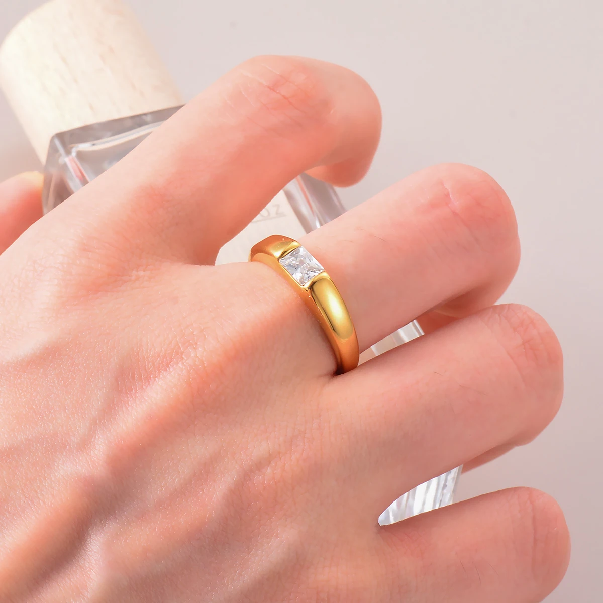 Minimalist Women\'s Ring with Cubic Zirconia Simple Elegant Female Golden Finger Accessory Charm Stainless Steel Jewelry