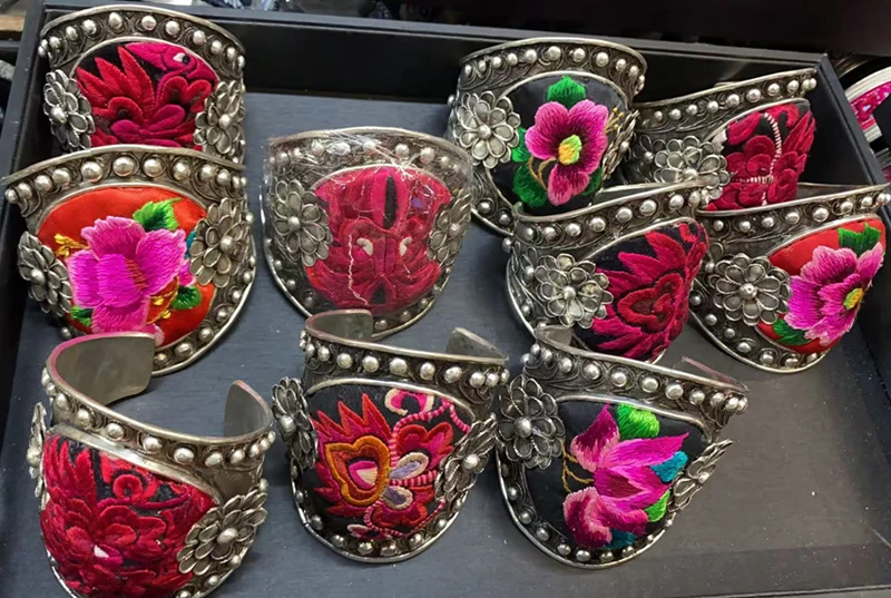 Wholesale of ethnic style accessories and ornaments, Guizhou handmade old embroidery, Miao new retro coarse bracelet jew