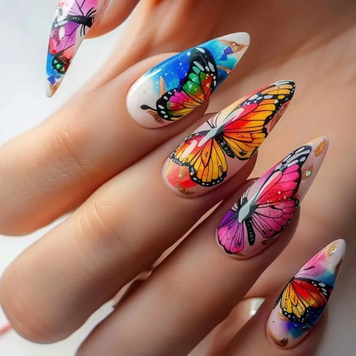 Faux ongles moyens pour femmes et filles, dégradé de fleurs bleues violettes, papillon, flamant rose, pointes carrées en amande, presses sur faux nail art