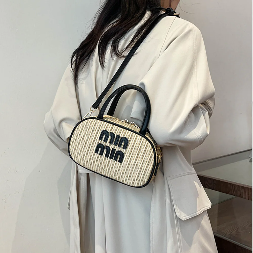 

2025 новая модная и модная сумка через плечо с нишевым дизайном, тканая женская сумка через плечо, популярная сумка для боулинга в этом году.