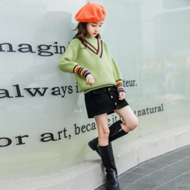 جديد 2025 سترة متماسكة سميكة مبطنة بالصوف للفتيات الصغيرات ملابس شتوية برقبة دائرية ، ملابس أنيقة للخريف والشتاء للأطفال