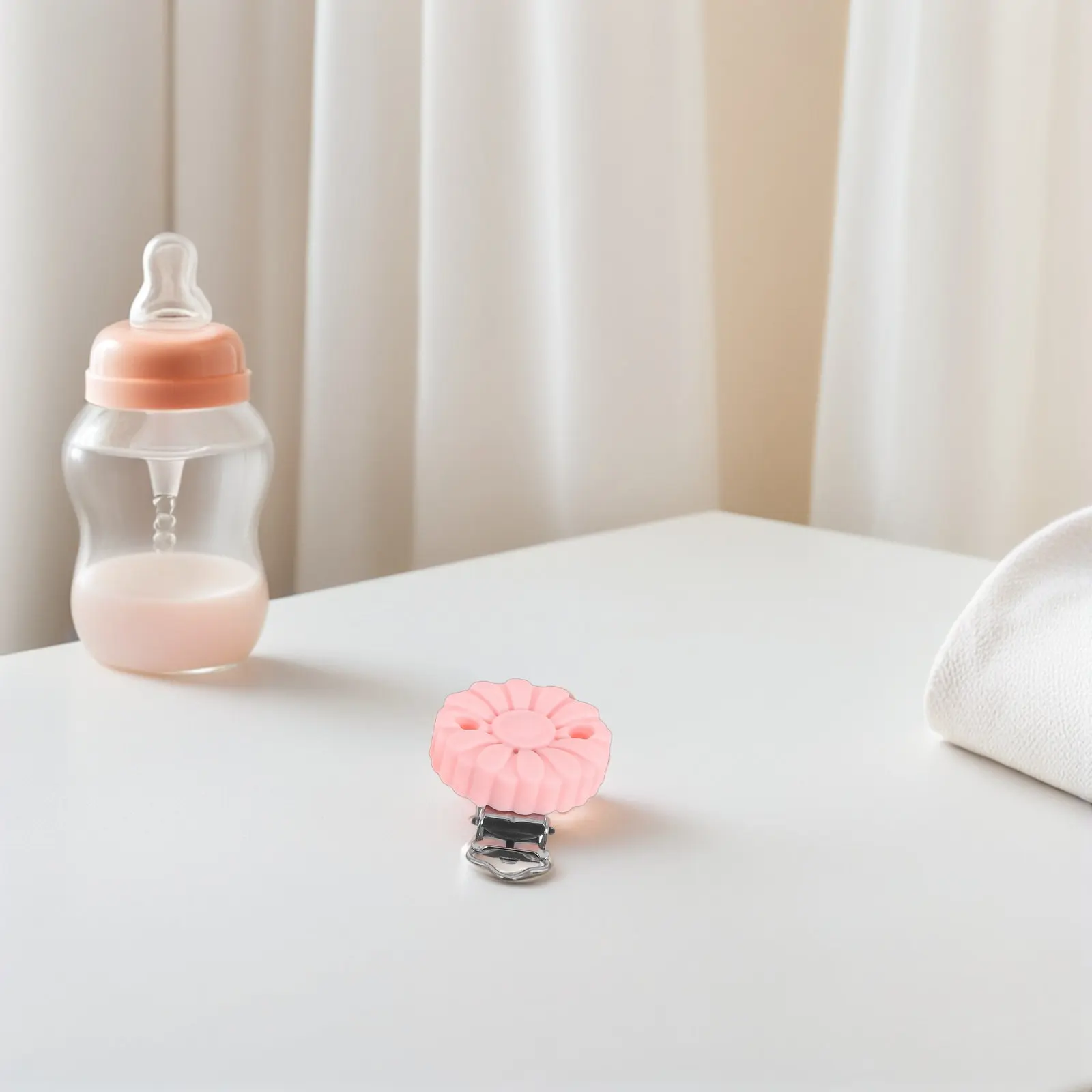 

4Pcs Sunflower Design Pacifier Holder Clips Silicone Baby Teething Suspender Clip for Clothes Hats Scarves Travel Outdoor Use