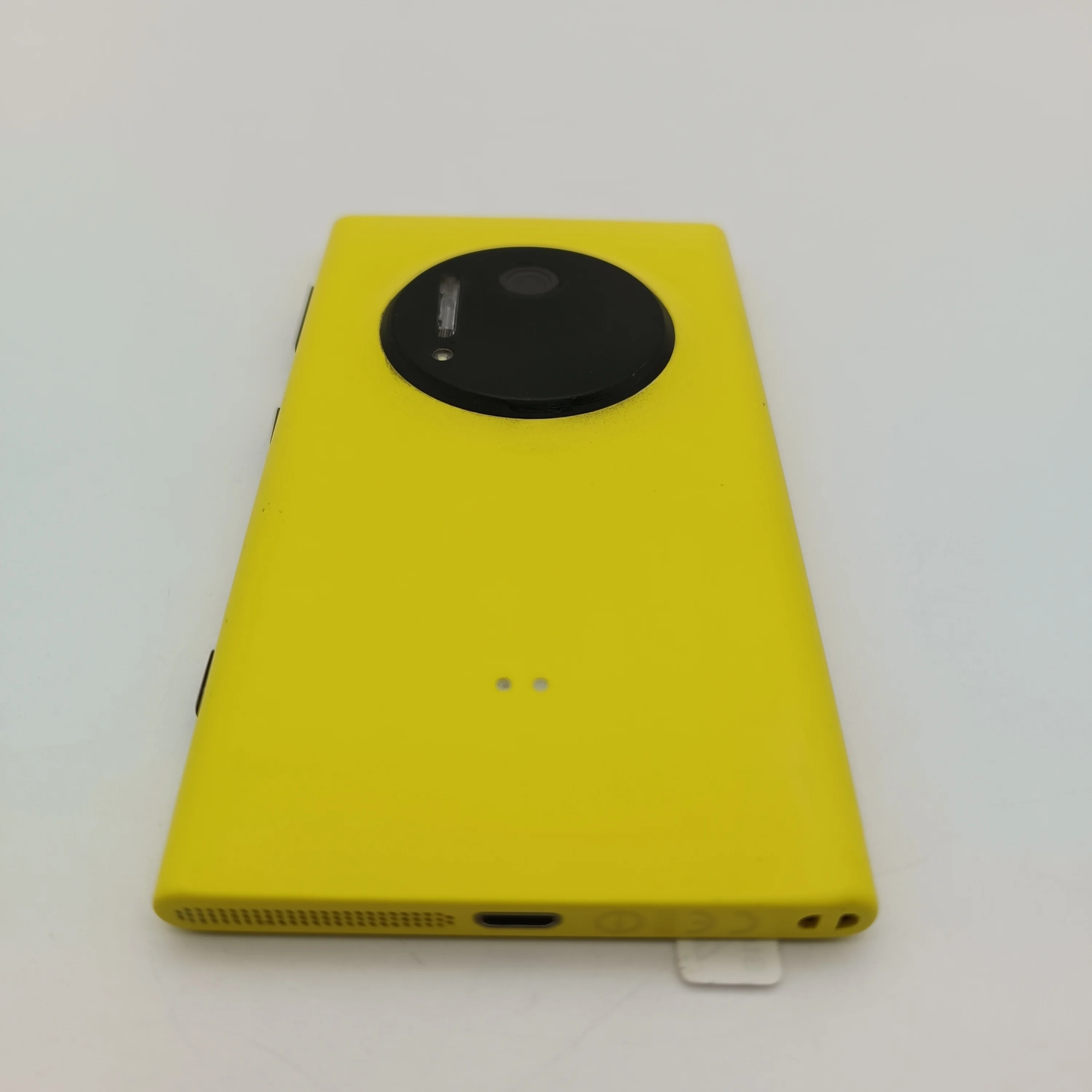 هاتف محمول Lumia 1020 أصلي مصنوع في فنلندا يدعم اللغة الإنجليزية بحالة جيدة