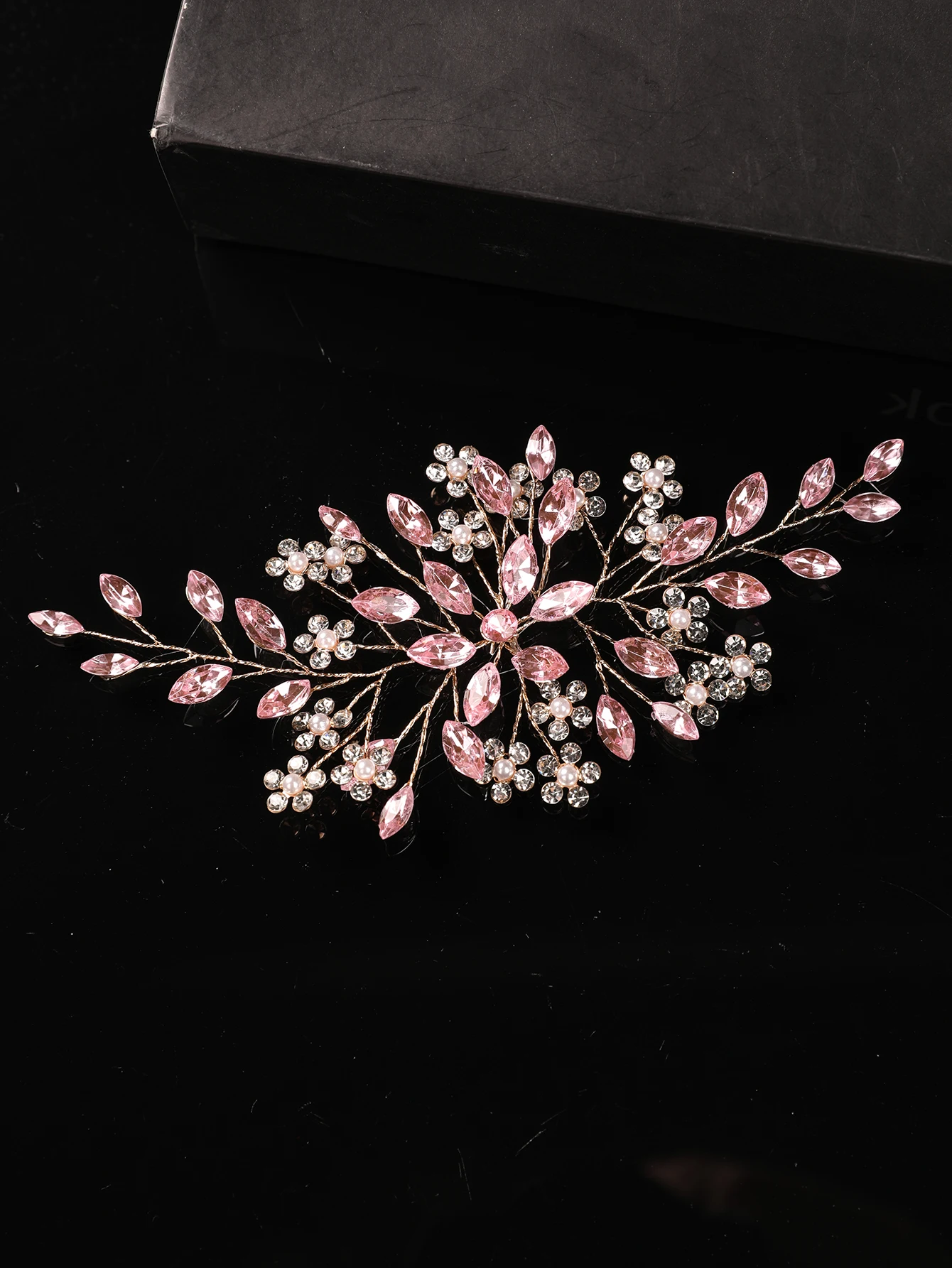 Coiffe de mariée en cristal rose pâle avec embellissements en perles et strass, base en or rose pour une épingle à cheveux polyvalente pour robe de mariée