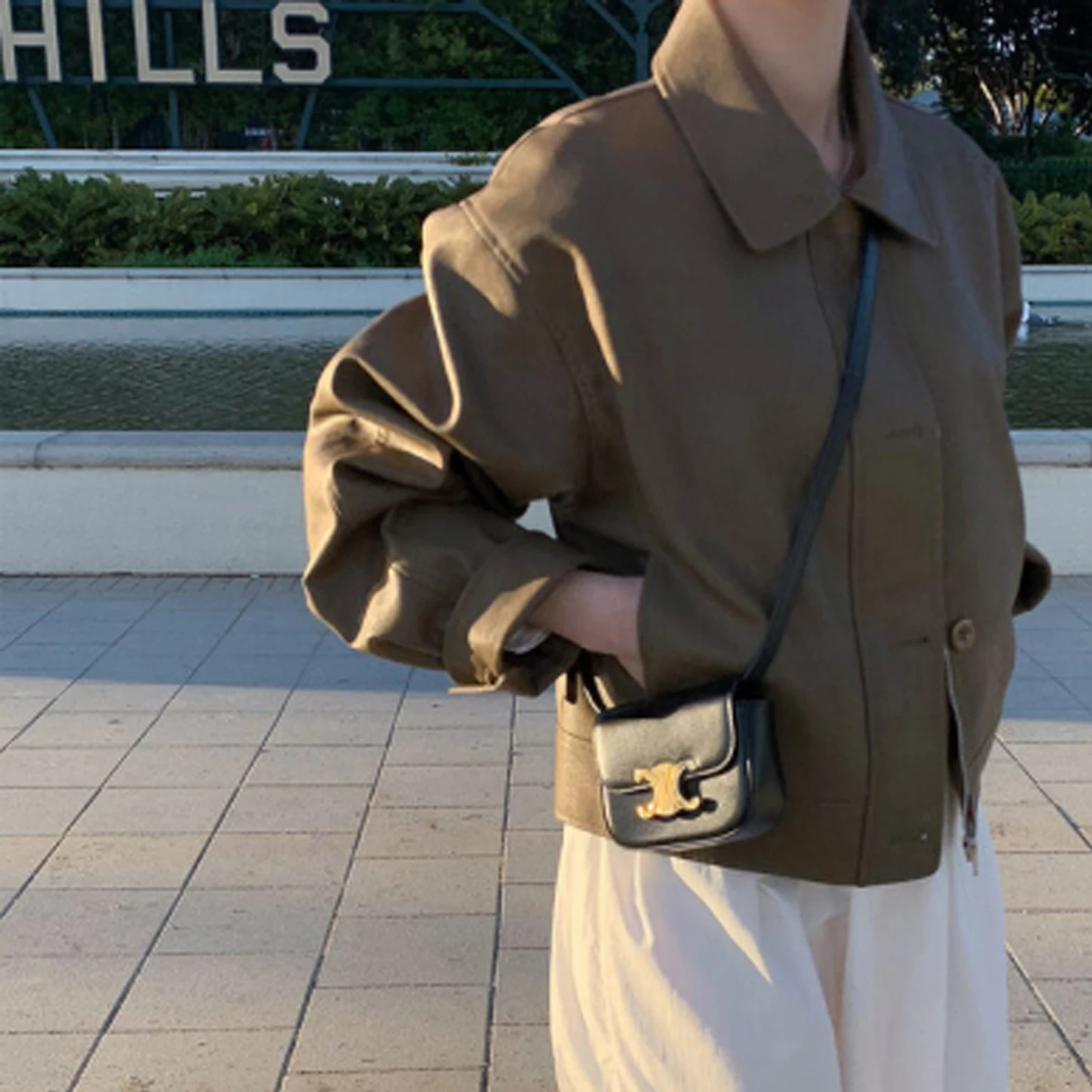 جاكيت نسائي كوري أنيق وعصري من الجلد بتصميم فضفاض وأكمام طويلة وياقة بسحاب، مثالي للخريف والشتاء.