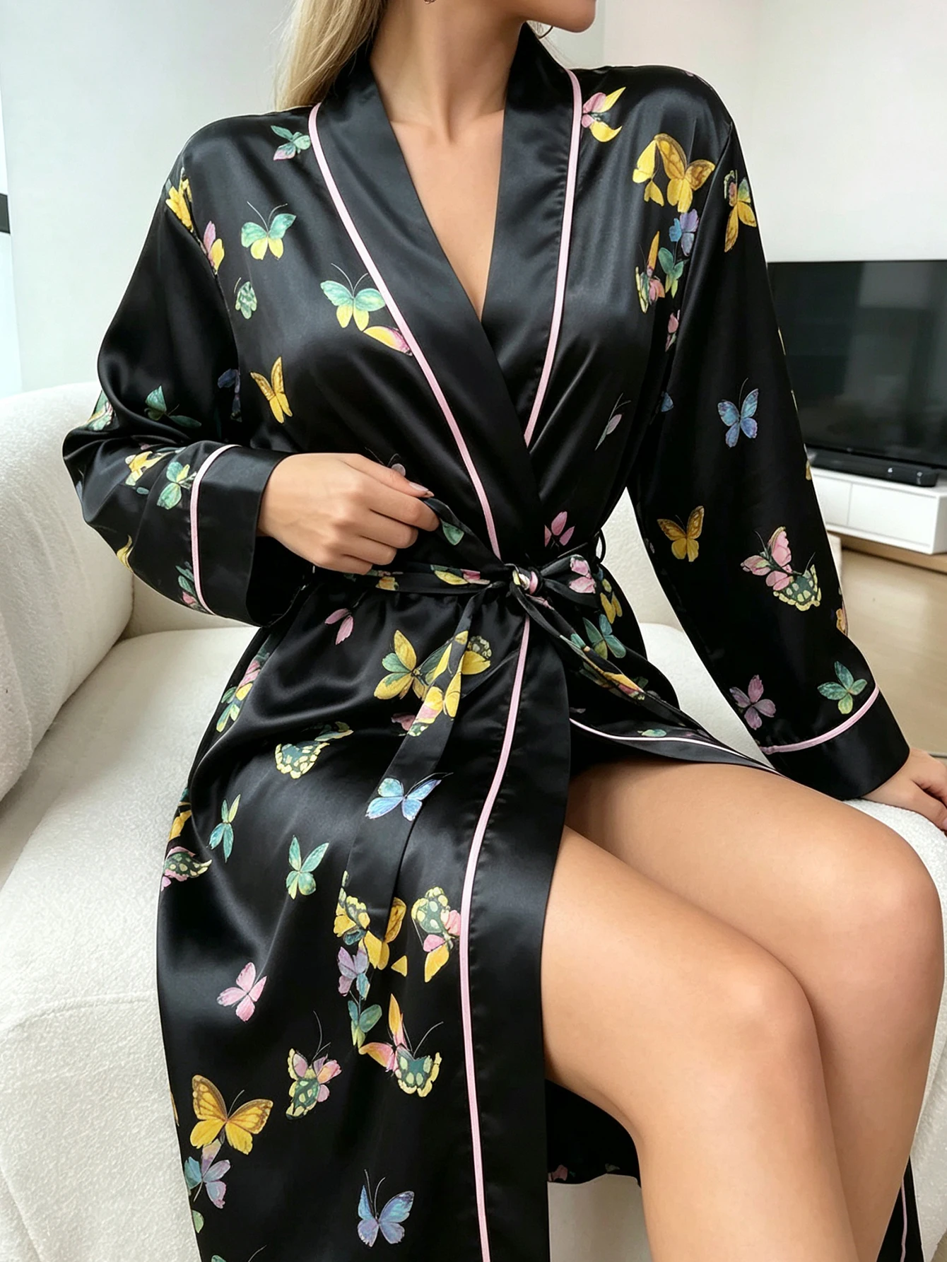 New Style Women's Long Nightgown with Elegant Animal and Butterfly Random Prints, Lace-Up Robe, Bathrobe, Bridesmaid Dress, Suitable for Home Sleepwear, Loungewear, and Can Be Worn in All Seasons