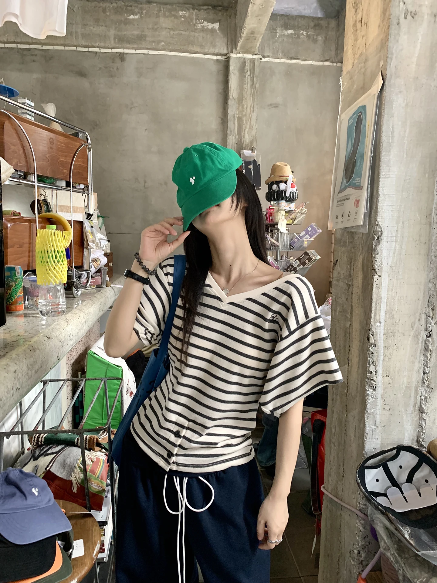 

Женская летняя футболка Slim Fit в полоску, черно-белая, с V-образным вырезом, красивая, универсальная, с эффектом утяжки талии, с коротким рукавом