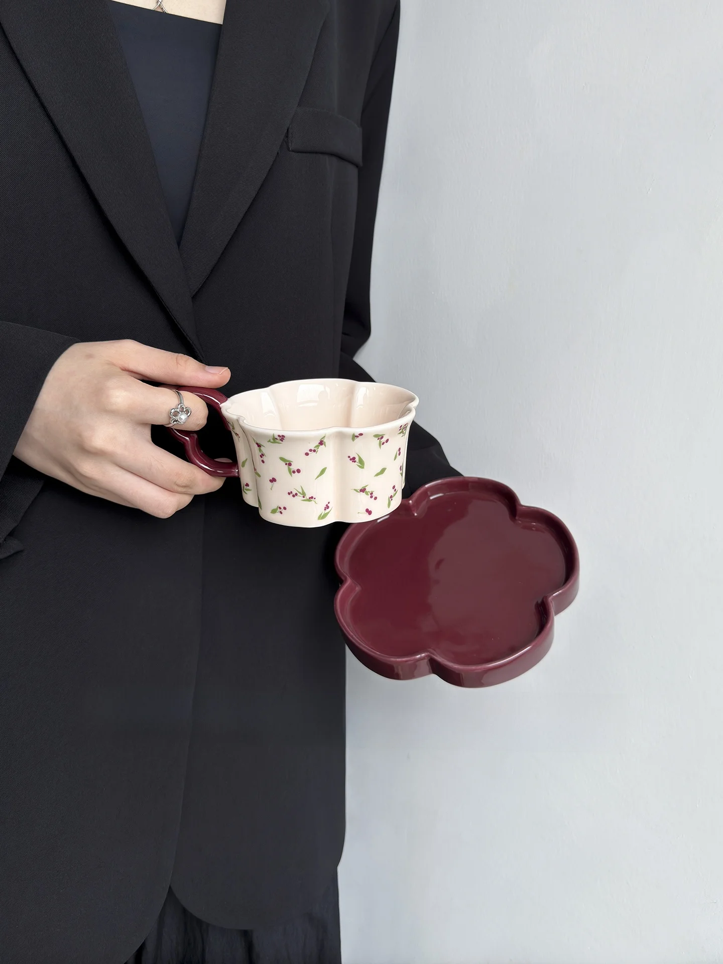 Young Tea Coffee - Retro Kiraz Desenli Seramik Kahve Fincanı,