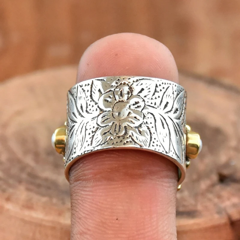 1 Fashionable Luxurious Wide Retro Synthetic Zircon Ring Suitable Women's Attire Banquets Daily Commuting Jewelry Accessories