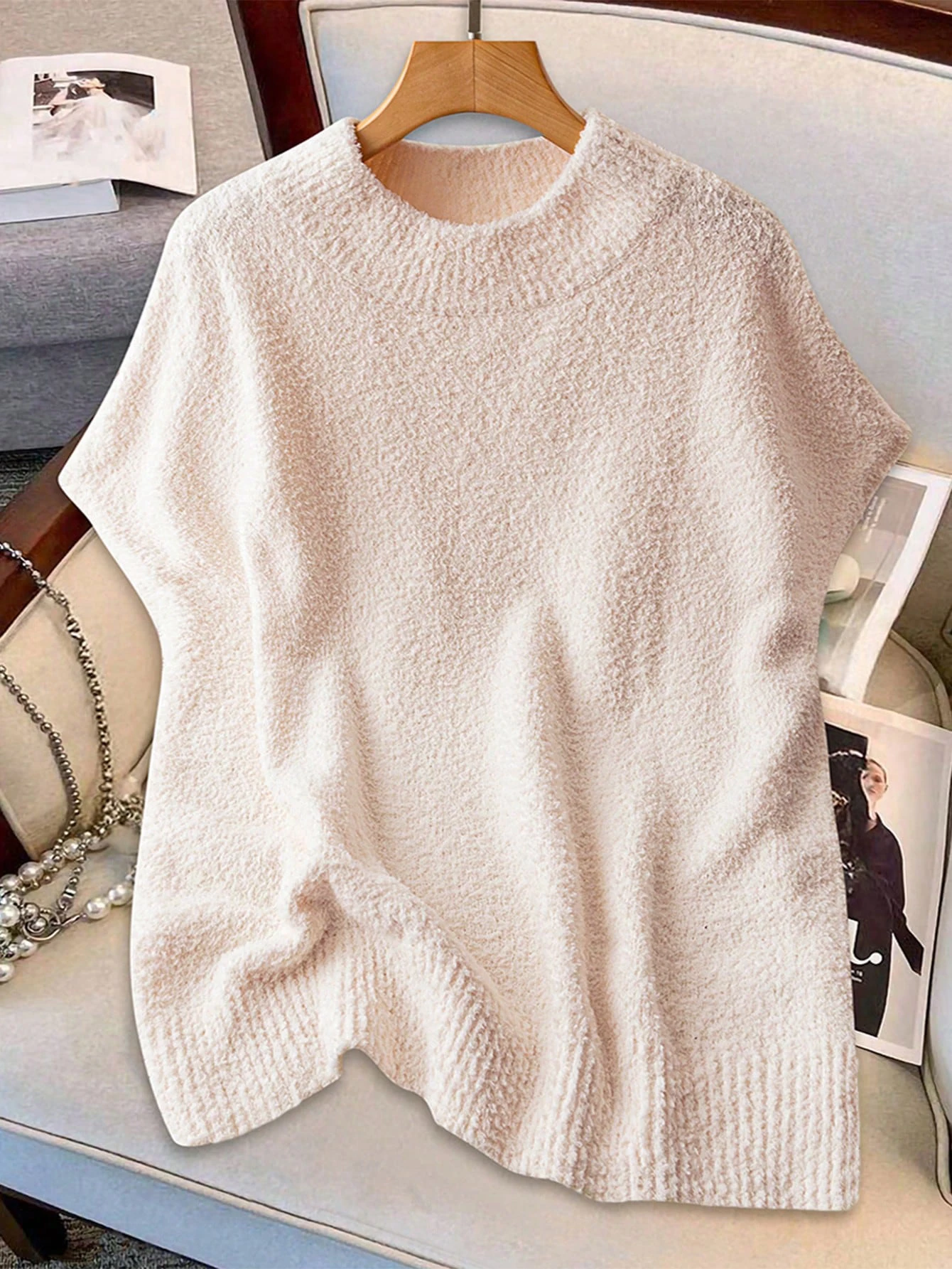 เสื้อกั๊กไหมพรมผู้หญิงสีเบจทรงโอเวอร์ไซส์ แขนกุด คอกลม ผ้ามีเท็กซ์เจอร์ ทรงหลวม