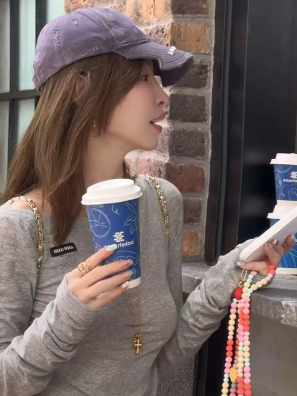 

Весна 2026: Новая женская футболка с длинным рукавом и принтом-надписью, на одно плечо, молодежный дизайн, удобная посадка, женская футболка