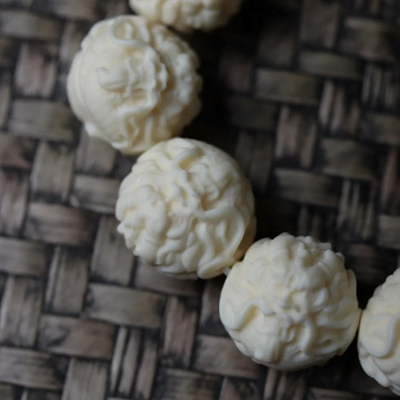 Ivory fruit with carved dragon head, seven-petal Rudraksha bracelet, auspicious cloud beads, Maitreya Buddha decorative