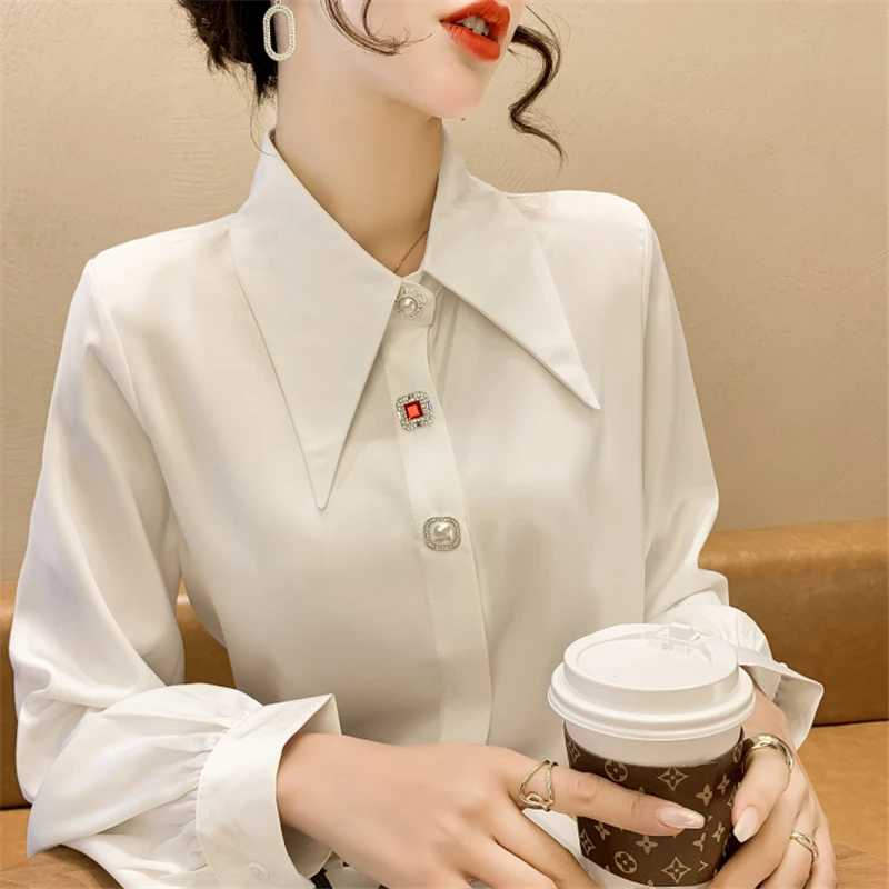 エレガントなサテンブラウス レディース ヴィンテージ 長袖 ターン ダウンカラー シャツ 韓国スタイル ルーズフィット ラペルと装飾ボタン付き