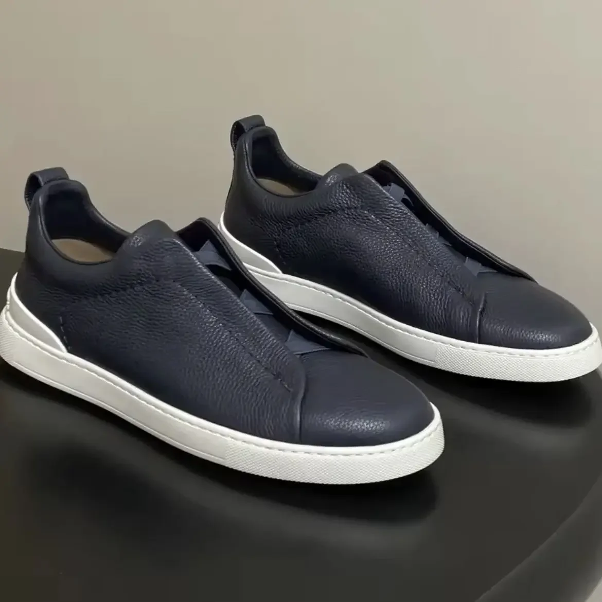 2026 Shoes Men Size 39-47 Genuine Leather Sneakers Natural Cow Suede Sports Round Toe Mnelip On Flat Designer Shoes Mens Shoes