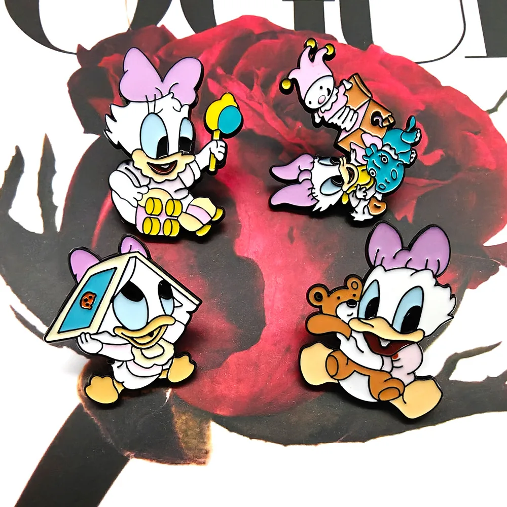 Miniso cute Daisy duck metal brooch European and American classic cartoon character badge girl medal clothes bag accessories