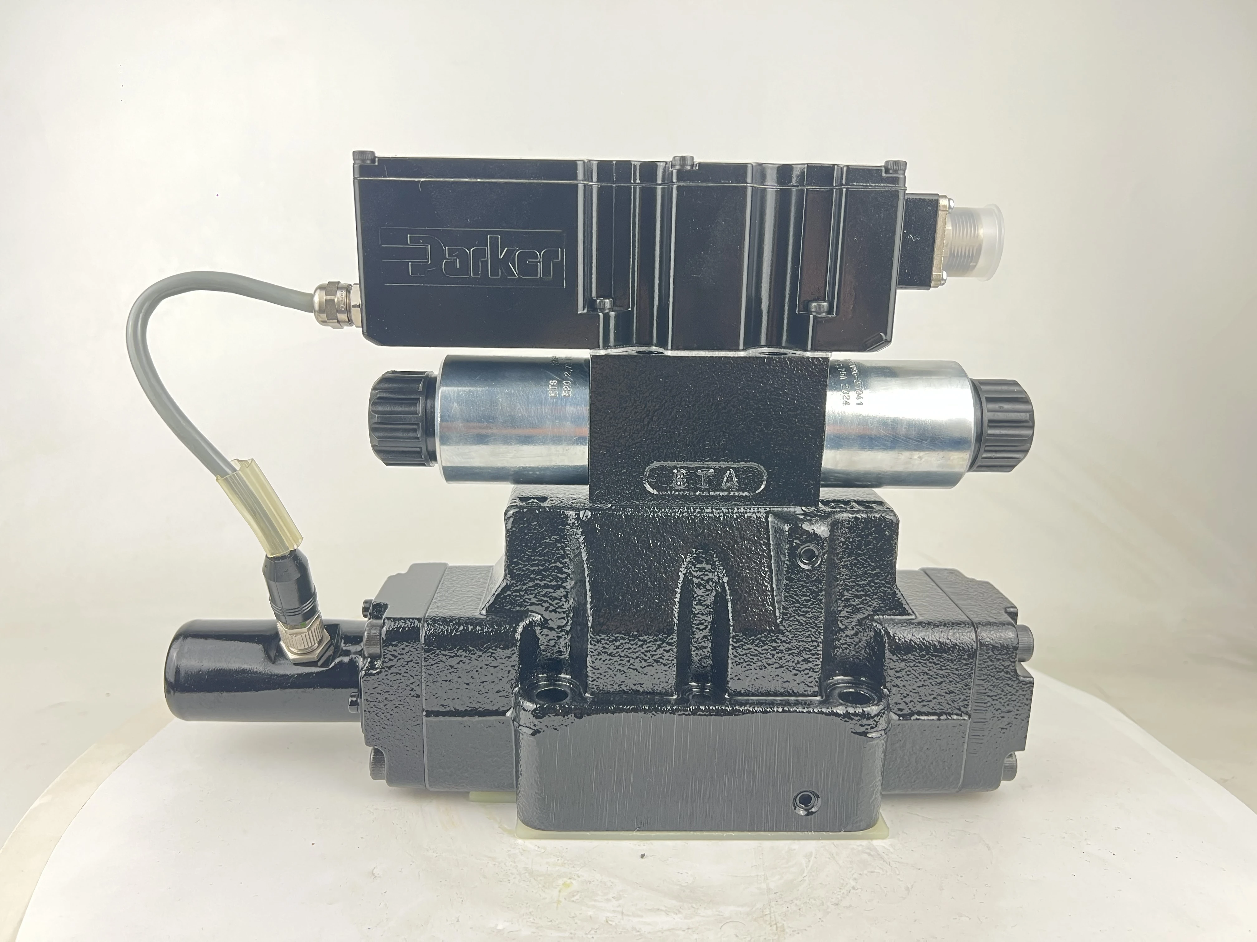 Series Reversing Valve D1VW009CNJW D1VW006KNJW91 D1VW030BNJW Solenoid Operated Directional Control Va-lve