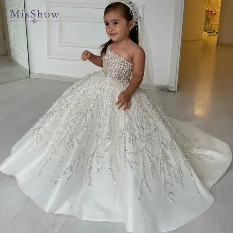 MisShow Anpassade Glittriga Enaxlade Brudnäbbsklänningar med Släp - Pärlbelagda Festklänningar för Bröllopsfesten 8 best sales brudtärnaklänning med släp - №1