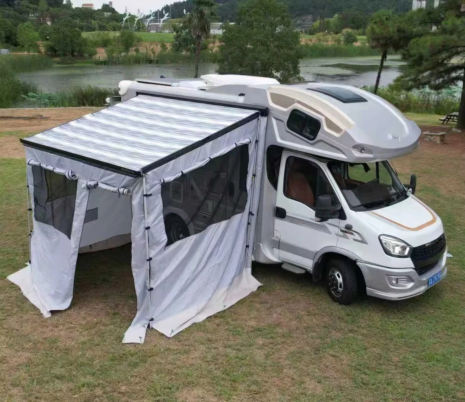 Manual Aluminum Alloy Frame Waterproof Retractable Awning Modern Design Outdoor Furniture for Courtyard Gym Hospital