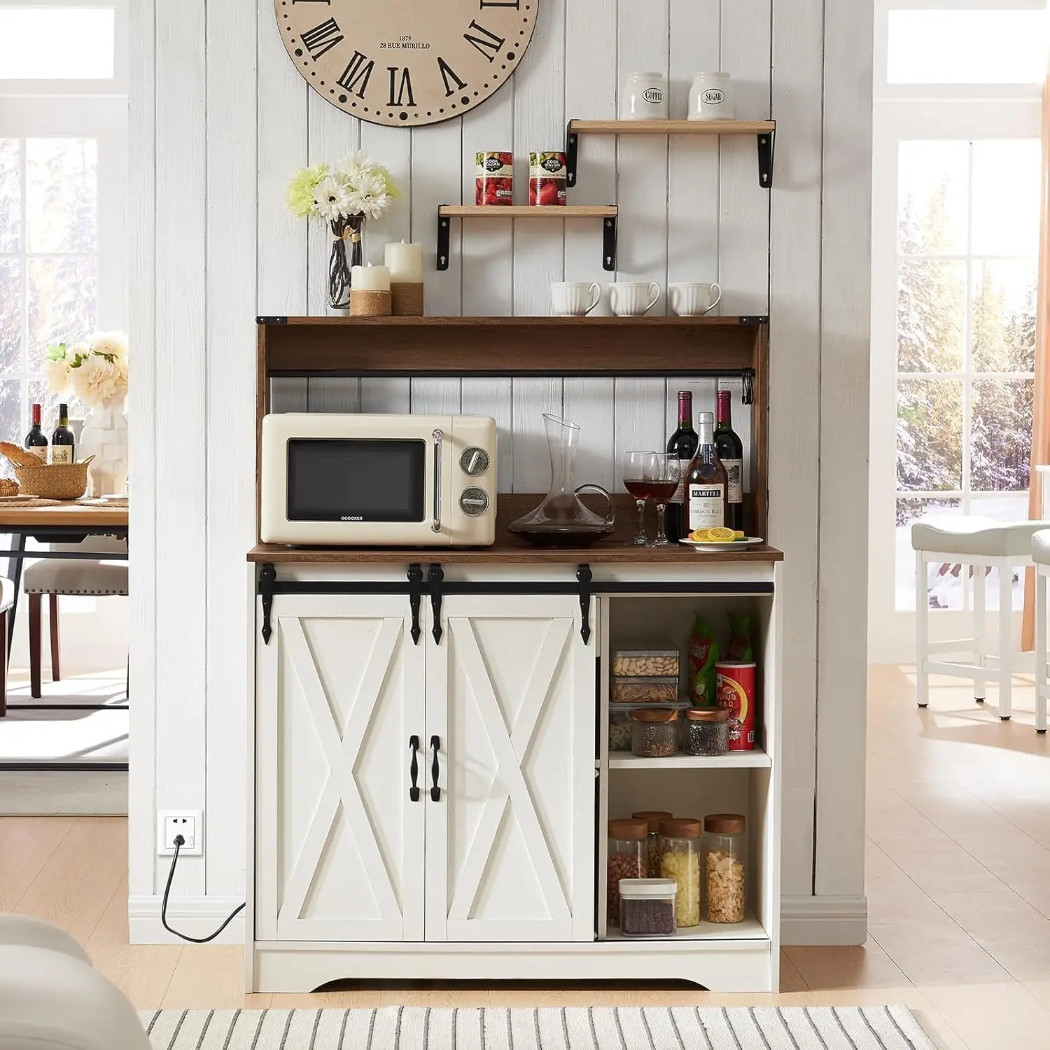 خزانة بار القهوة في المزرعة مع محطة شحن، باب الحظيرة المنزلقة، حقيبة مطبخ بيضاء مقاس 43 بوصة #3