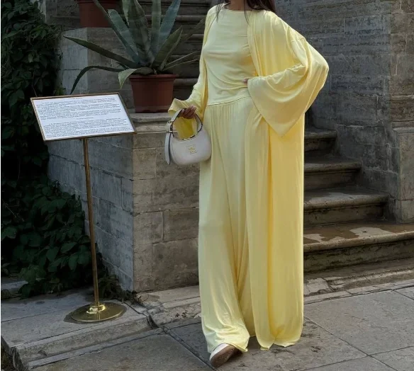 

Комплект из 3-х предметов: женский кардиган с длинными рукавами, однотонный топ с длинными рукавами и брюки с высокой талией и круглым вырезом