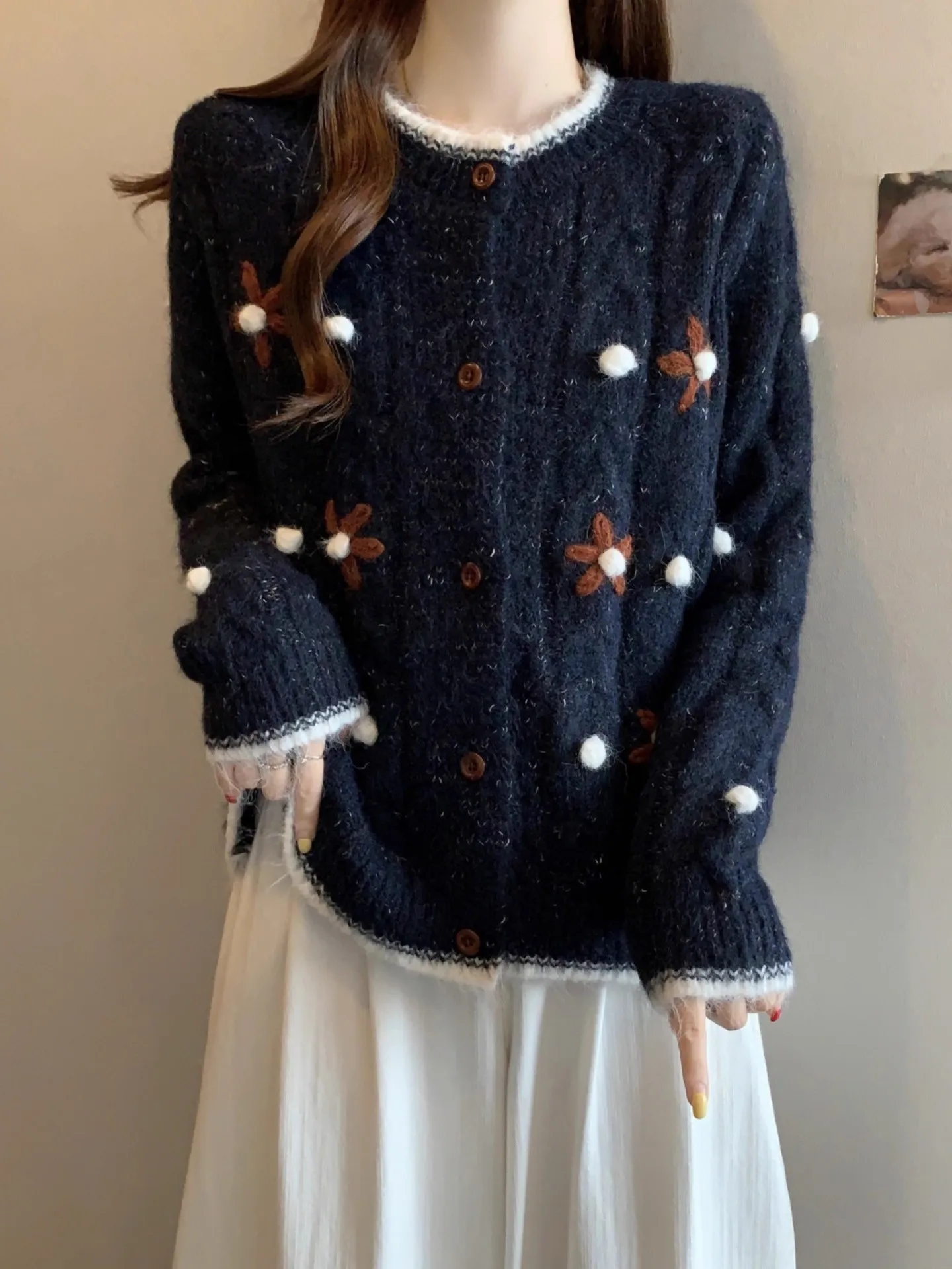 كارديجان نسائي منسوج بتطريز زهور ريترو لبداية الخريف، بأكمام طويلة وياقة مستديرة وتصميم فضفاض، مناسب لطالبات المدارس الثانوية