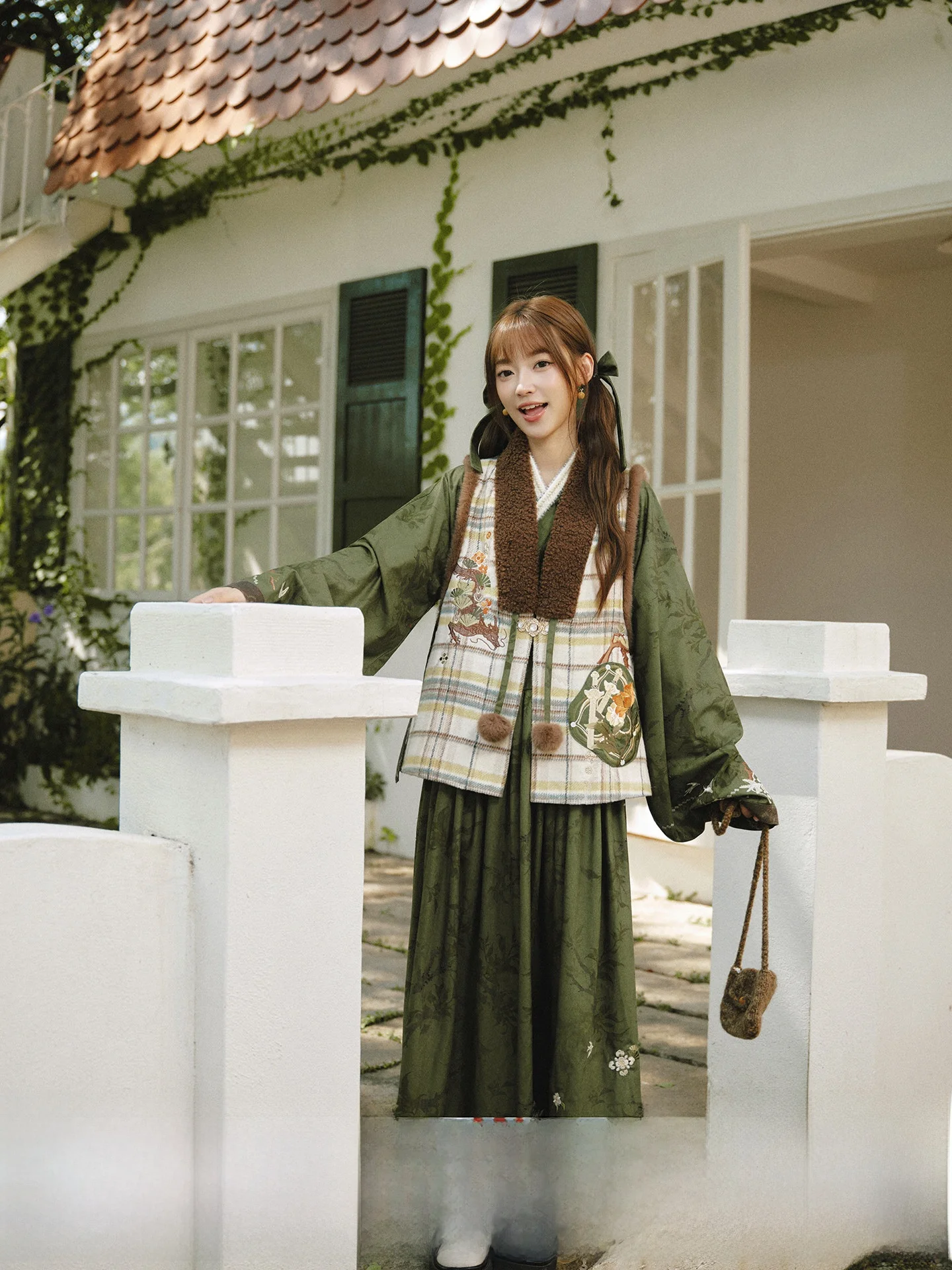 

Тринадцать семян лотоса Exc, новинка 2025, вышитая утягивающая женская футболка Hanfu Dr, повседневная одежда, зимний сезон, модный футболка