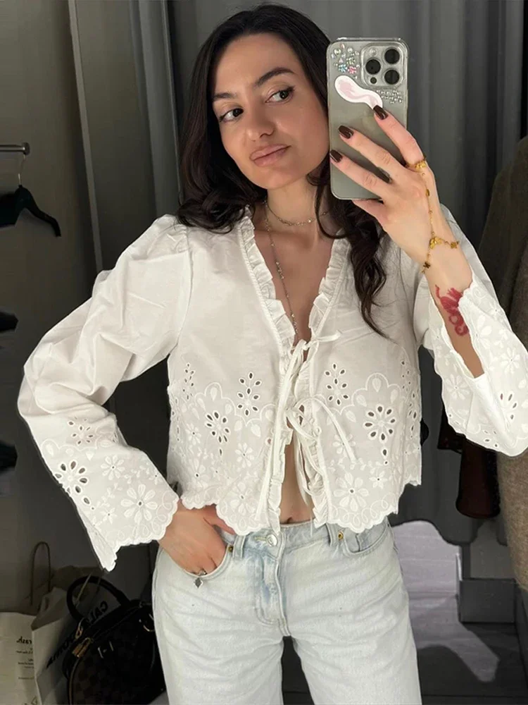 Damen-Hemden, elegante Stickerei, aushöhlen, Schnürung, tiefer V-Ausschnitt, volle Ärmel, kurze Bluse, weiblich, 2025, Frühlingsmode, Damen-Top