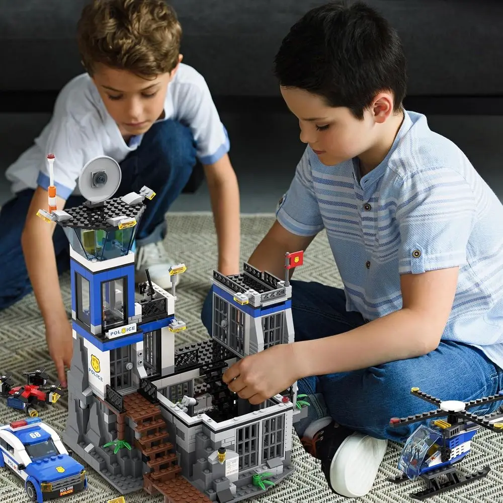 Set da gioco della stazione di polizia con 946 pezzi, inclusi auto, drone, elicottero, barca, ideale dai 6 anni in su