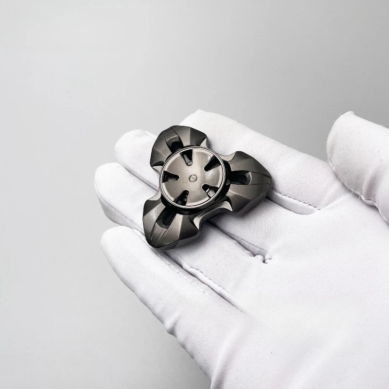 Brinquedo de descompressão de giroscópio de ponta do dedo giratório oco de três páginas de metal mecânico EDC desdentado