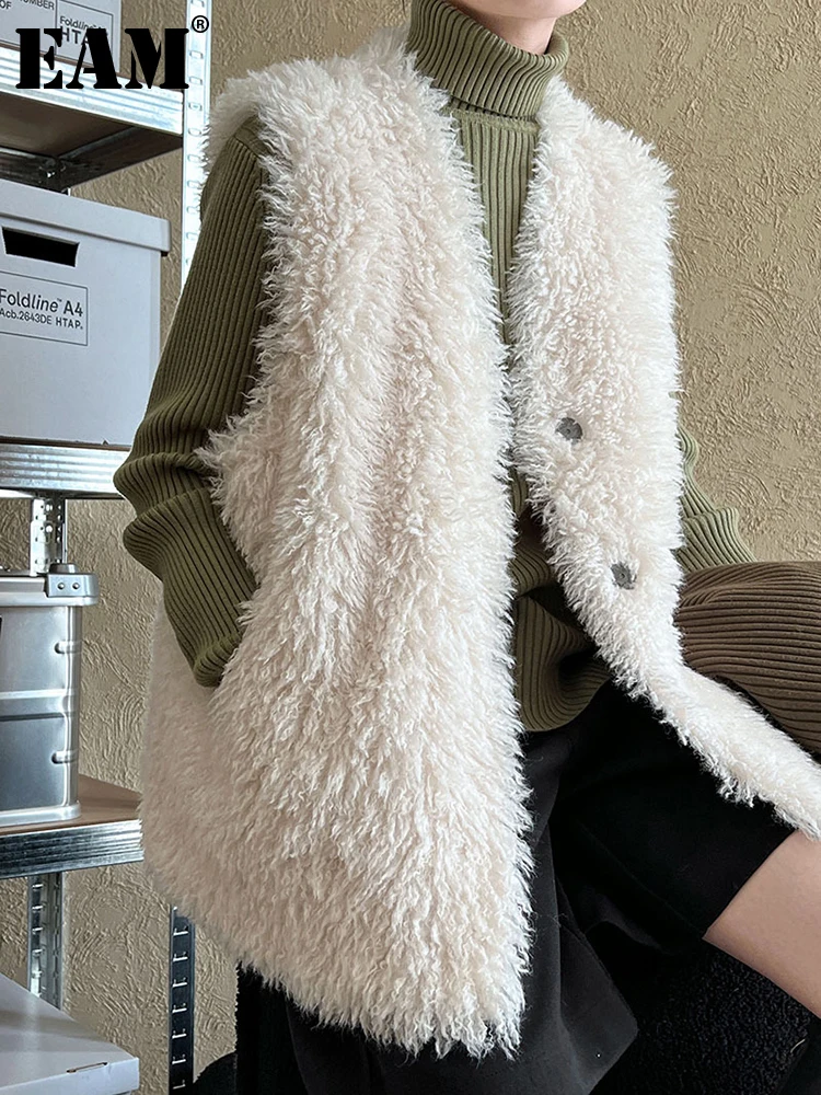 [EAM] Women Beige Lambswool Big Size Thick Keep Warm Vest New V-collar Sleeveless Fashion Tide Autumn Winter 2024 1DH7906