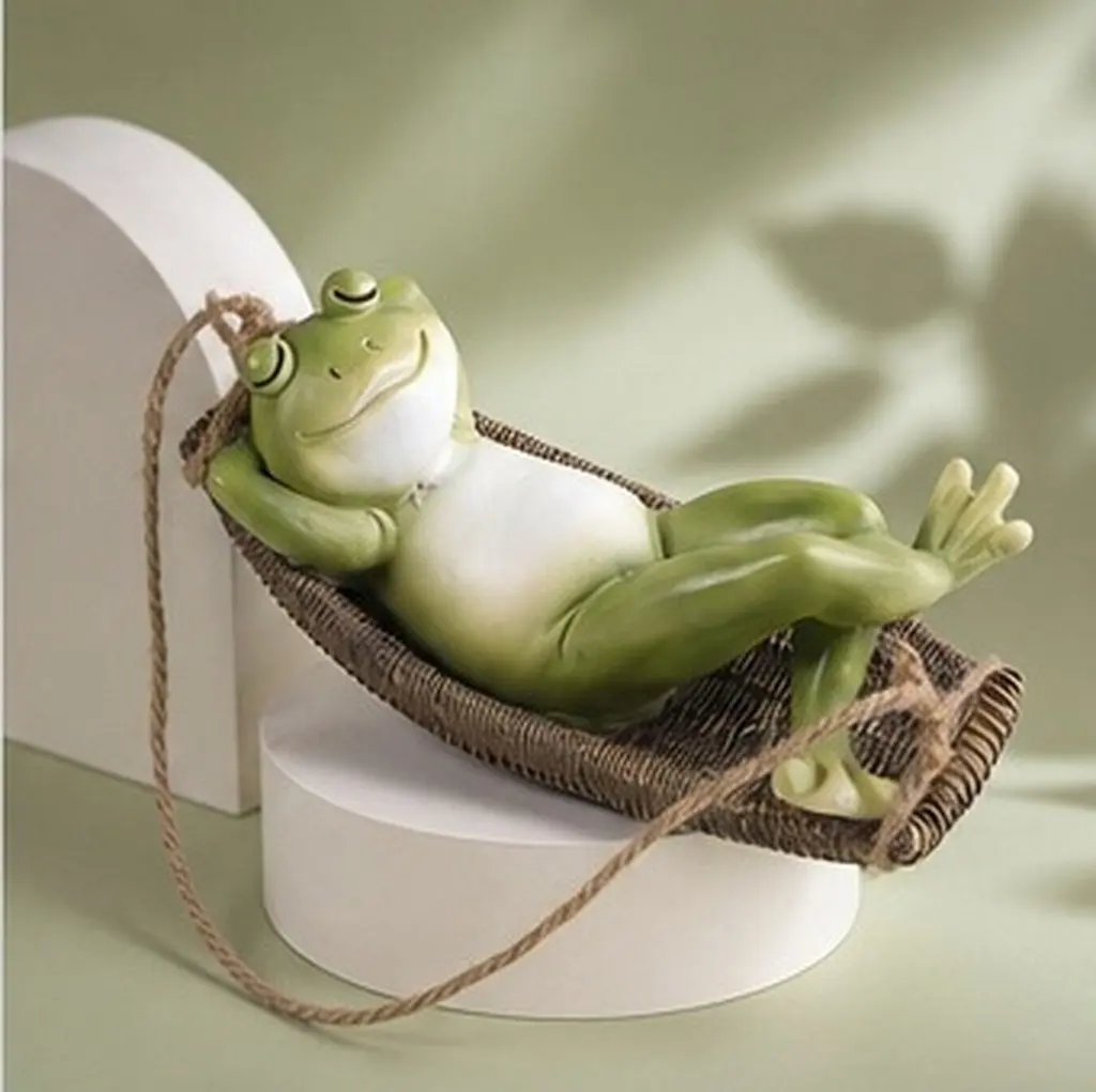 Swing Frogs Garden Ornament Resin Hanging Decoration Lightweight Portable Charming Frogs Statue for Outdoor Courtyard Patio