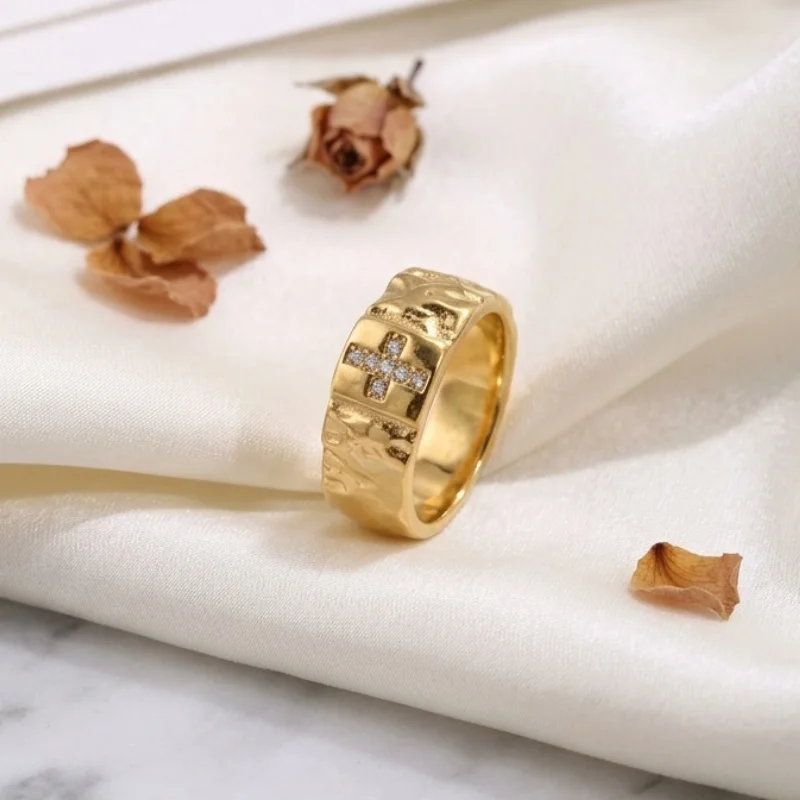 1 Piece Stainless Steel Ring Plated with 18K Gold, Featuring a Pleated Design and Imitation Diamond Cross, Wide Version, Vintage Heavy-Duty Style, Unisex, Trendy and Cool Accessory