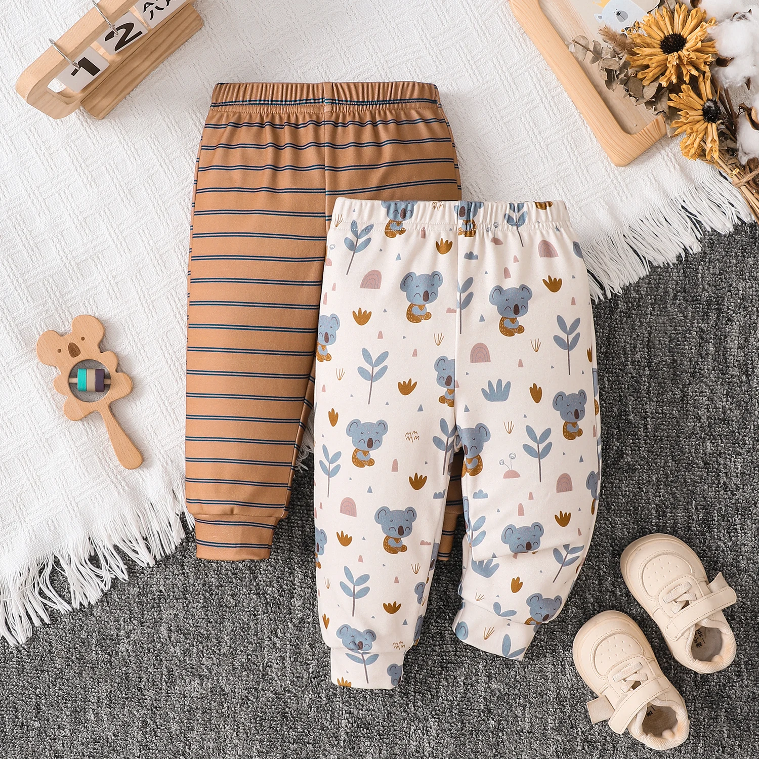 conjunto-de-2-pecas-para-bebes-meninos-calcas-jogger-listradas-marrom-com-estampa-de-coala-fofa-algodao-macio-cintura-elastica-casual-todas-as-estacoes