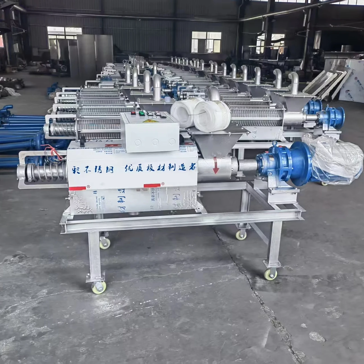 

Сепаратор для разделения твердых и жидких фракций навоза (коровьего и свиного) для малых ферм, с функцией отжима и сушки, с насосом и двигателем. Хит продаж.