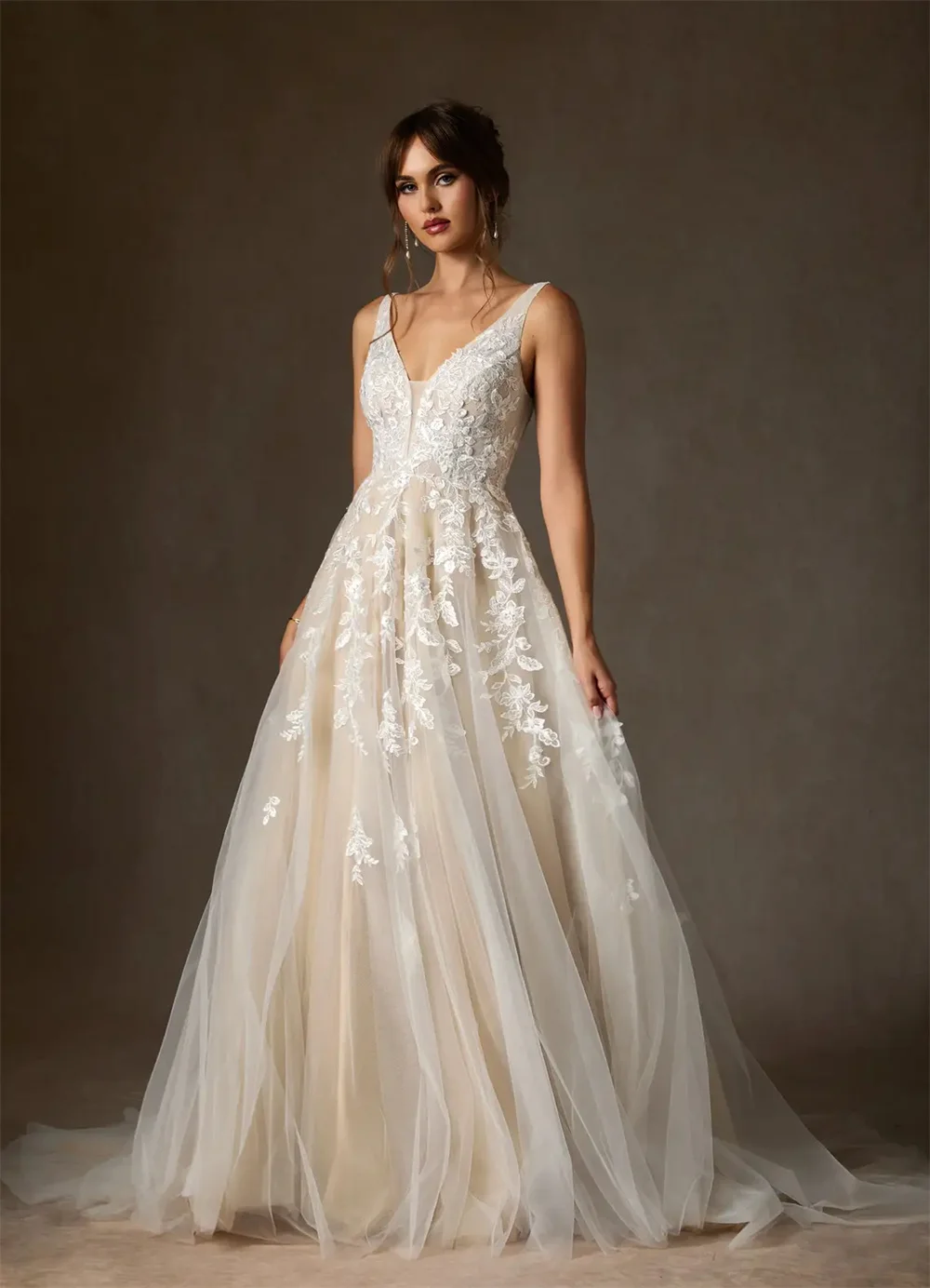 ชุดแต่งงานทรงเอไลน์ คอวี แต่งลูกไม้ ประดับลูกปัด ชายกระโปรงยาวแบบกวาดพื้น ตัดเย็บตามสั่ง ปี 2026 ชุดเจ้าสาว