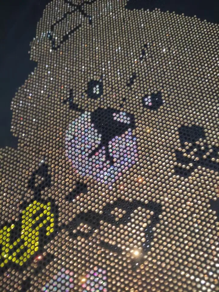 قميص رجالي بأكمام قصيرة بطابع جمجمة مع أحجار الراين المتلألئة وقصة ضيقة مثالية للقمصان الصيفية غير الرسمية