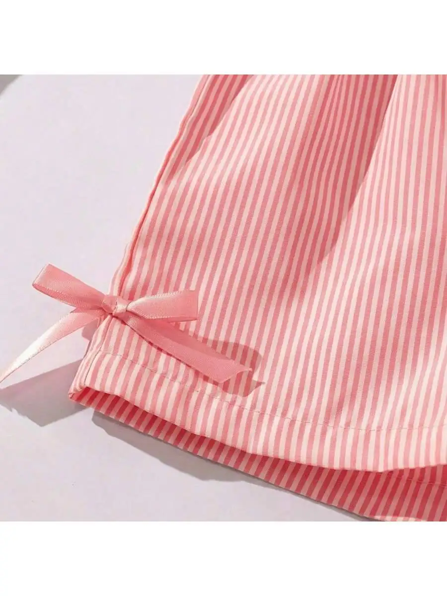 Modisches zweiteiliges Set für Mädchen: rosa-weiß gestreifter Rundhalspullover mit Schnürung, Schleife und Rüschenrand + rosa gestreifte Schmetterlings-Shorts. – Detail 26