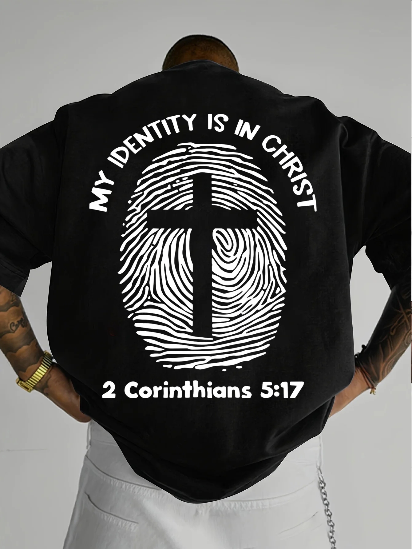 Simple and trendy men’s Christian identity fingerprint cross-stitch printed short-sleeved T-shirt for everyday casual wear and business attire.