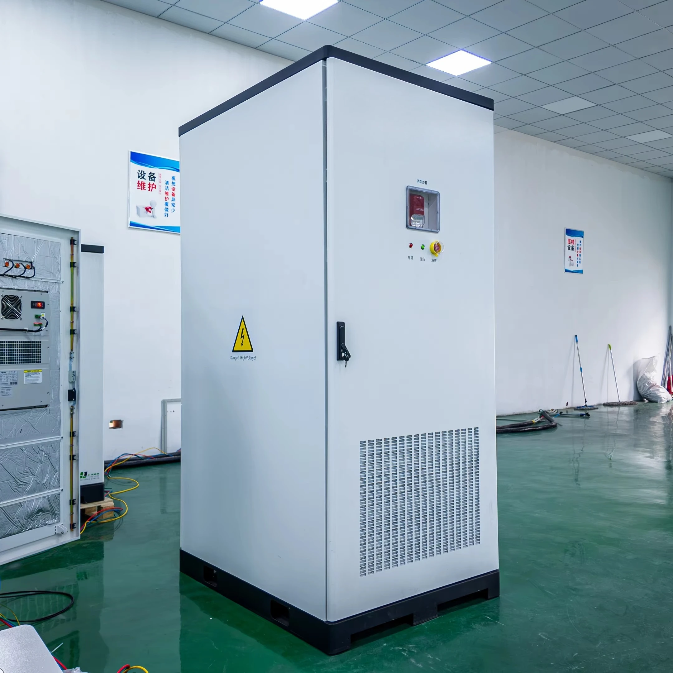 200KWH LiFePO4 خزانة نظام تخزين بطاريات ليثيوم أيون 50 100 قطعة عاكس هجين الكل في واحد تبريد نشط للشبكة