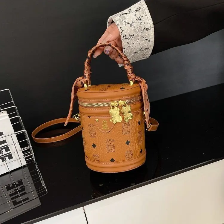 

2025 Autumn 281 New Yellow-brown Cylinder Bag Zipper Shoulder Crossbody Handbag Simple Casual Fashion Versatile