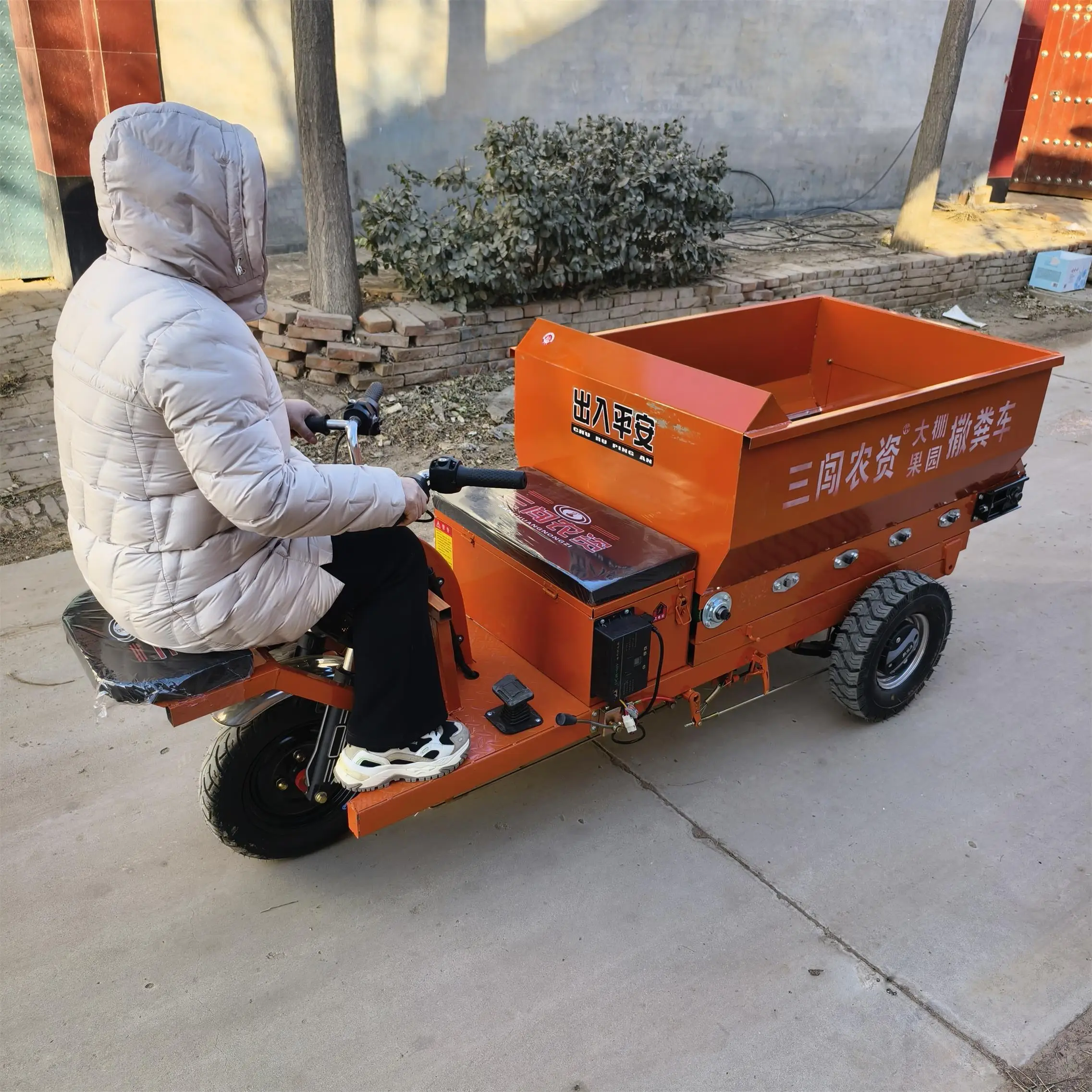 3-Wheeled Fertilizer Spreader for Lime Manure Compost & Poultry