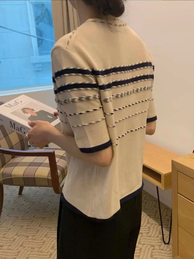 세련된 여름 캐주얼 라운드 넥 컬러 블록 스트라이프 디자인 느슨한 반소매 니트 티셔츠 여성 패션 기본 맞는 탑