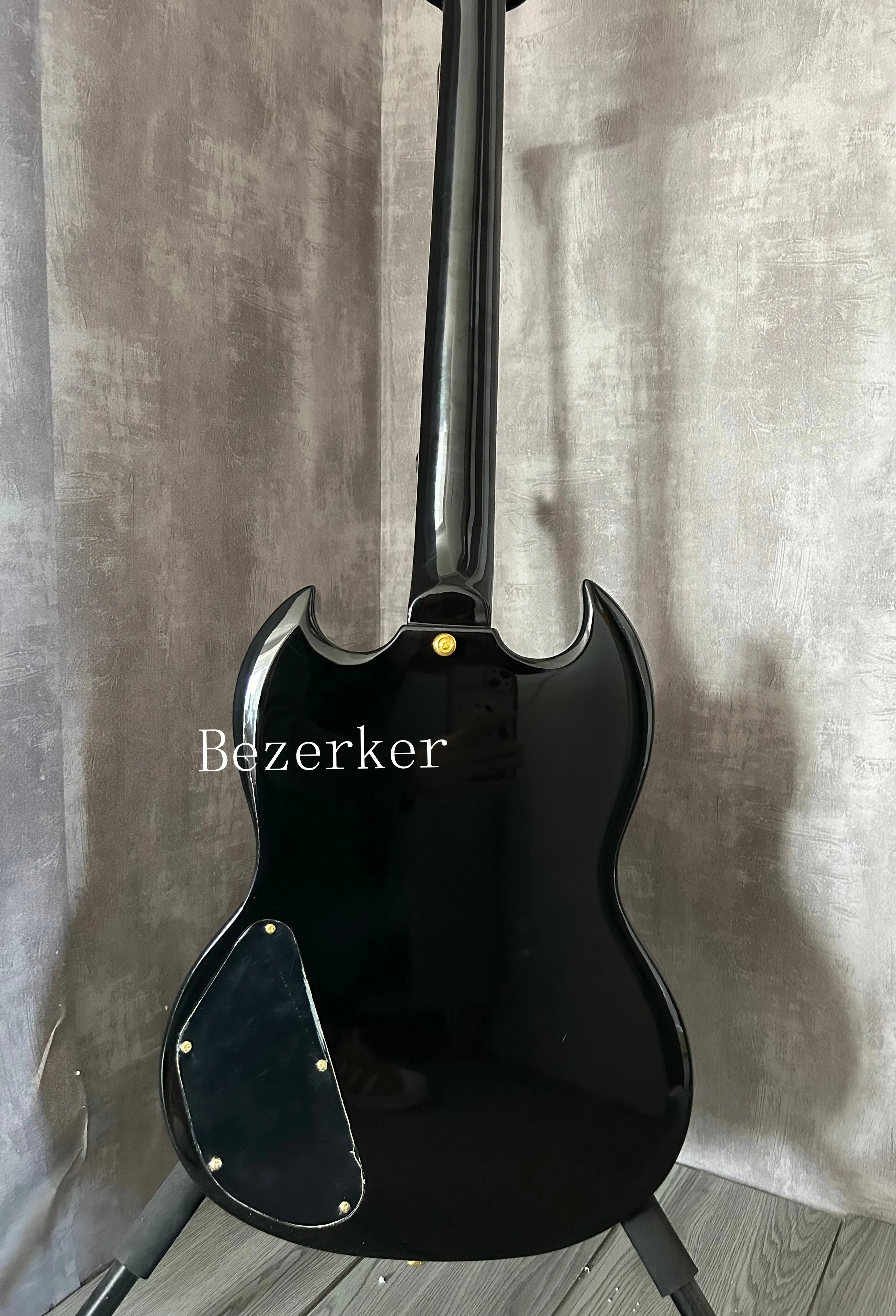 مخصص SG الغيتار الكهربائي الذهب الأجهزة الماهوجني الجسم خشب الورد فريتس الأسود ABR-1 جسر