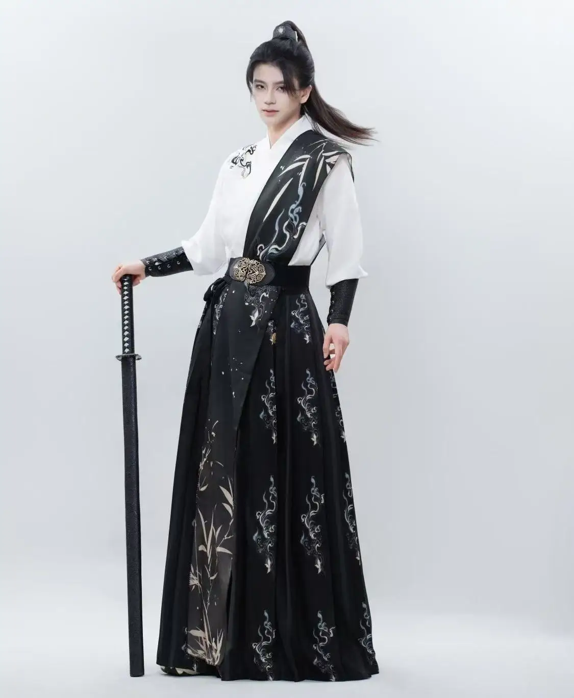 

Cool Black Swordsman Hanfu Traditional Chinese Embroidery Long Robe Stylish Boys Halloween Night Hero Cosplay Clothing