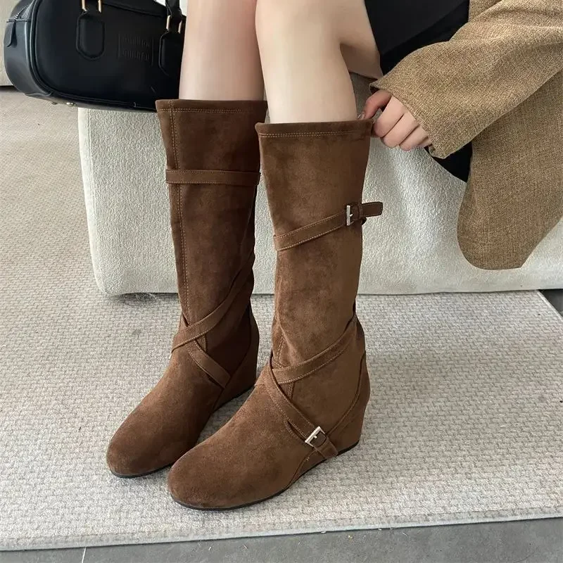 

Черные сапоги до колена на танкетке 6 см. Женские замшевые зимние ботинки с пряжкой на ремне и круглым носком. Коричневые туфли. Новое поступление 2023 года.