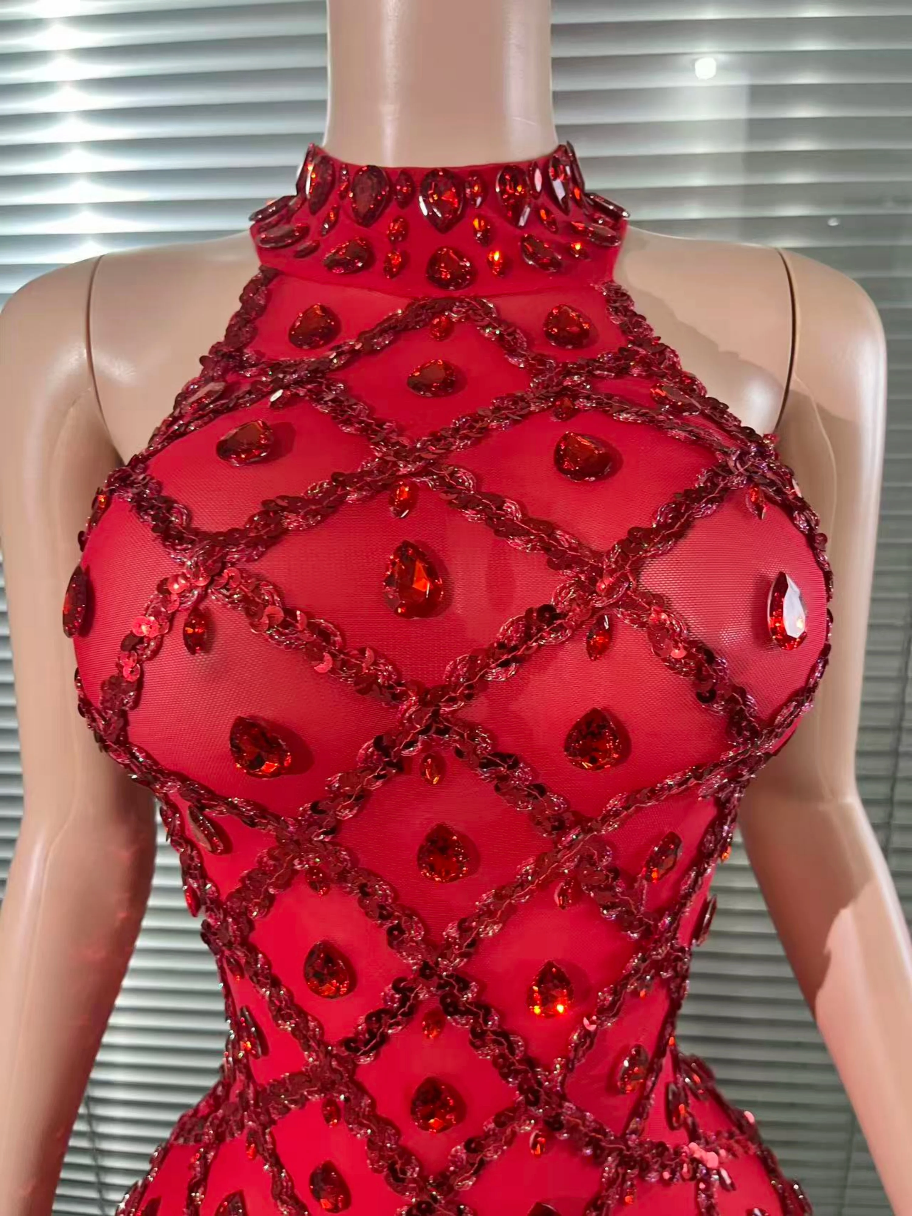 

2025 Новый роскошный красный сексуальный комбинезон без рукавов с блестящими кристаллами, облегающий элегантный комбинезон для вечеринки